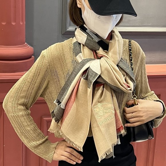 burberry classic diamond pattern scarf - Picture 2 of 9